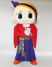 赤い振り袖に青い袴姿のマスコットキャラクターべにのすけの写真