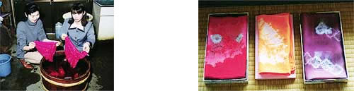 二人の女性が木製の桶で紅花染めを行っている写真、紅花染めされた三種類の華麗な布の写真