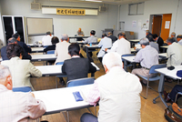 教室で大勢の人たちが本を読んでいる写真