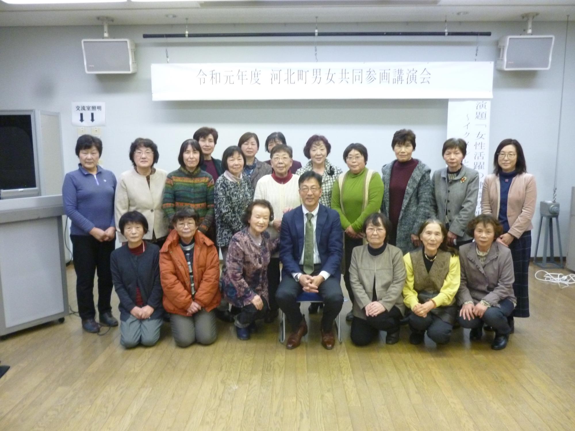 講演会の参加者たち3列に並んで撮影された集合写真