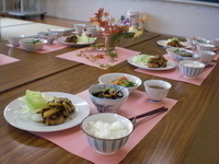 野菜サラダや野菜たっぷりの料理がテーブルに並んでいる写真