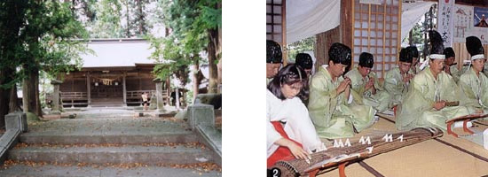 左から石段を上った先に見える木々に囲まれた神社入り口の写真と、畳の上で琴を演奏する巫女さん、装束を身にまとった神職の男性たちの写真