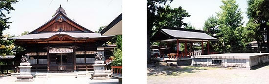 谷地八幡宮を正面から撮影した写真、舞が披露される白い舞台の2枚並びの写真