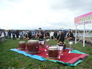 和太鼓の演奏を披露している小学生たちの写真