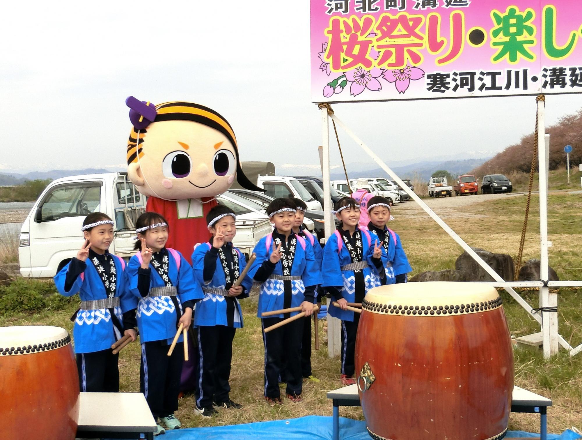 和太鼓の演奏をする小学生たちの写真