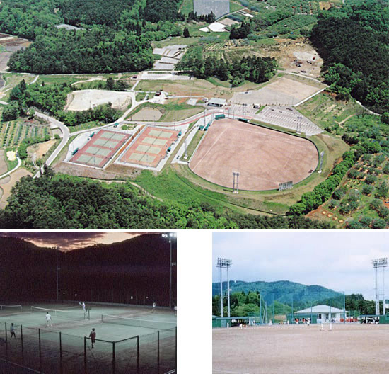 上が野球場とテニスコートを上空から写した写真、左下が夕方のテニスコートがライトアップされている写真、右下が大きな照明が設置されている野球場の3枚の写真