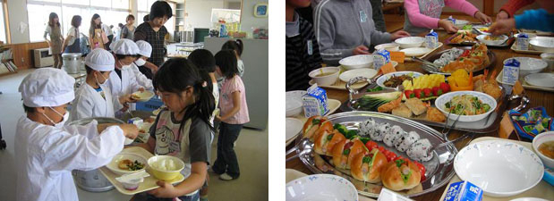 左から白衣を着用した複数の児童が給食の配膳を行っている様子と児童が机の上のオードブルを囲んでいる2枚並びの写真