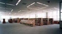 広い空間に複数の本棚と本が並んでいる部屋の写真