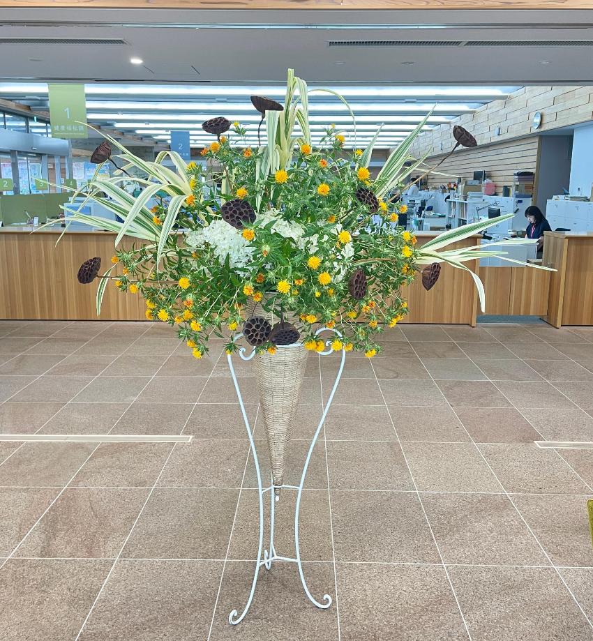 華道連盟で生けてくださったベニバナの作品