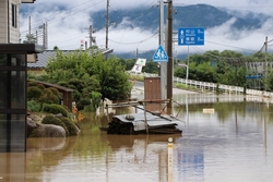 住宅街の道路全体が地面が見えないほど浸水している写真