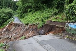 山中の道路が崩れて崖のようになっている写真