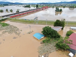 町が家の屋根近くまで浸水している写真