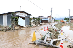 道路が一部崩れており泥水で浸水している写真