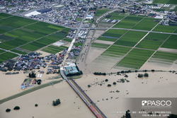 住宅街や畑が浸水している様子を上から写した写真