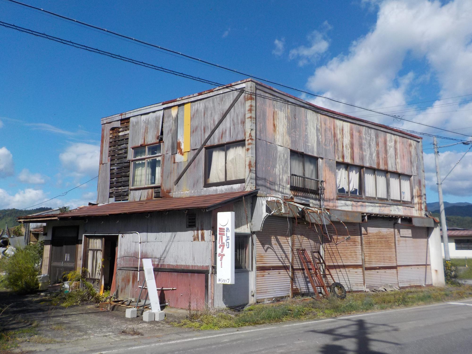 ボロボロになった建物