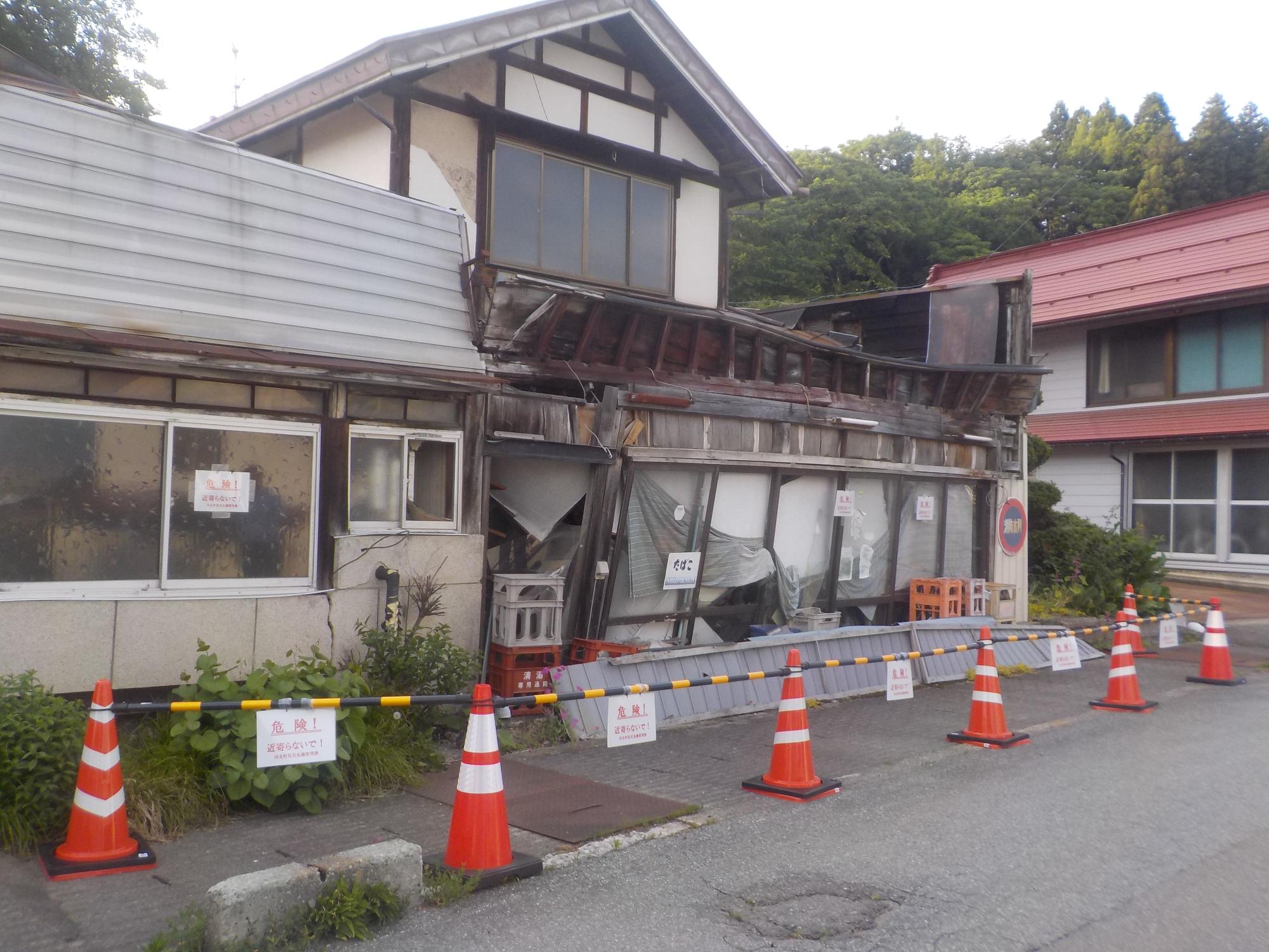 傾いている建物の写真