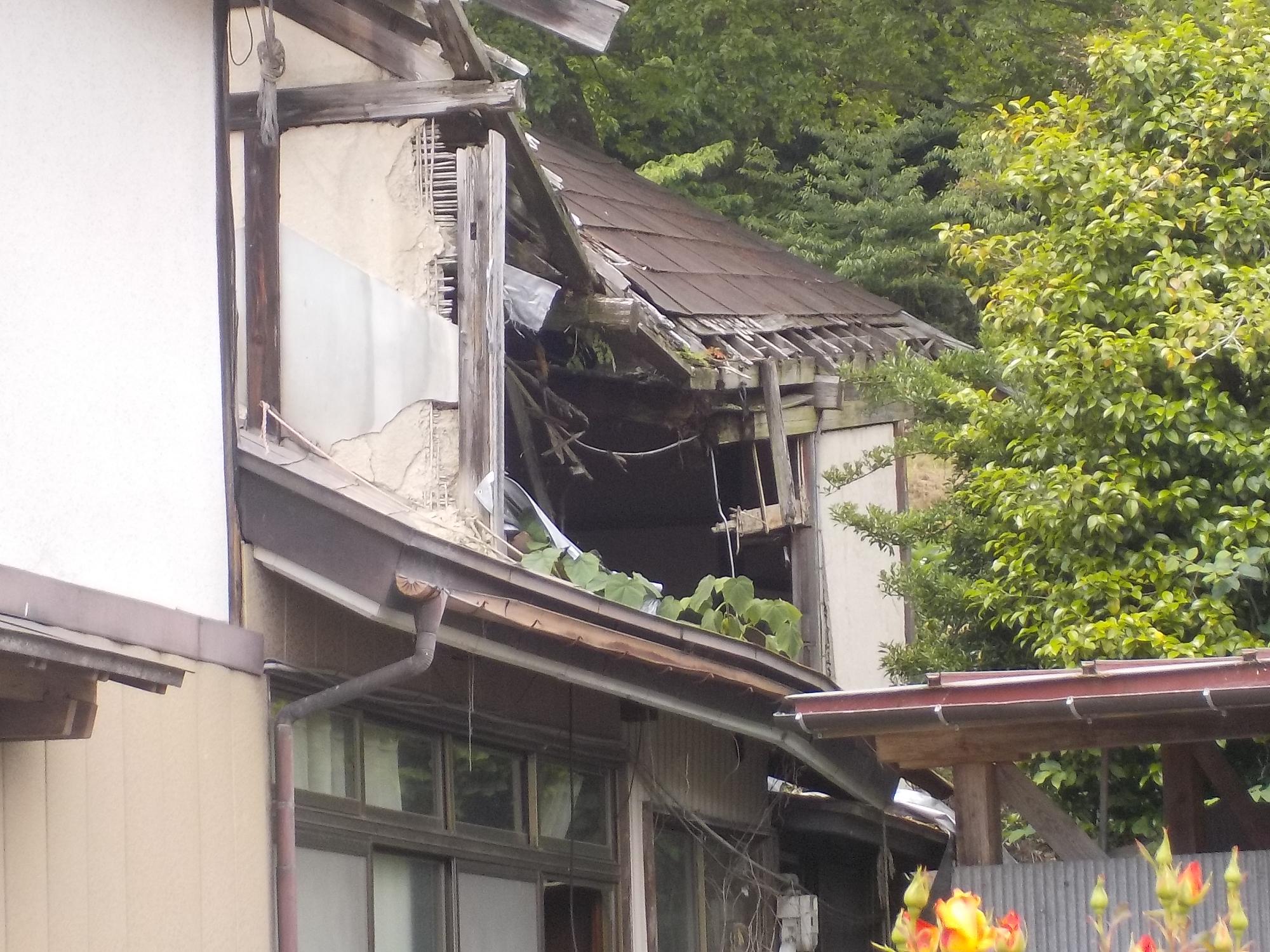 屋根が崩れかけている建物の写真