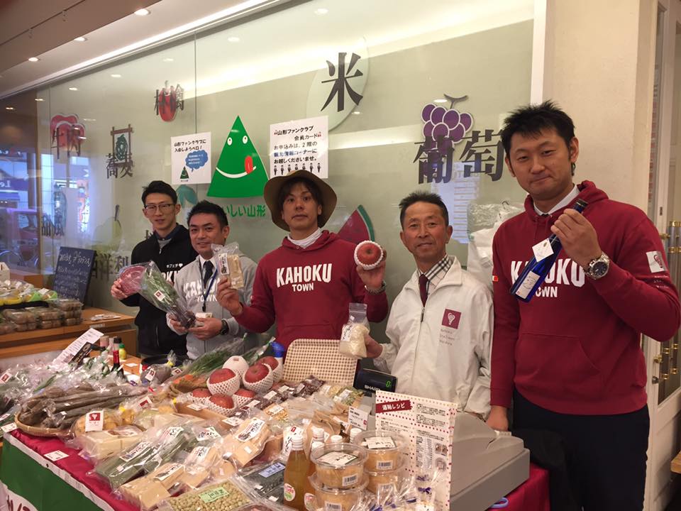 都内にて河北町の野菜の出張物産店を、開催している5名の男性の写真