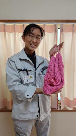 紅染めされた布を持っている人の写真