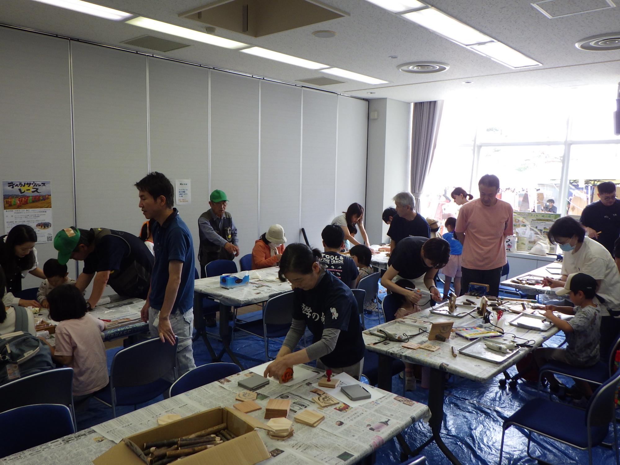 「かほく70未来フェス」木工クラフト会場の様子