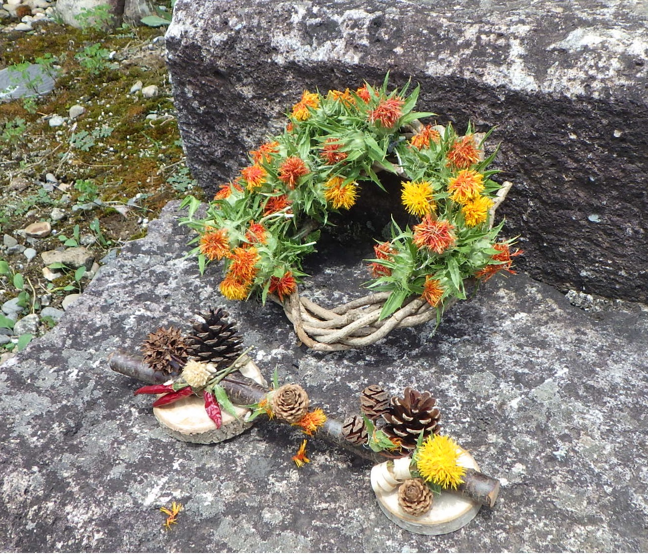 「べに花まつり」で作成したべに花リース